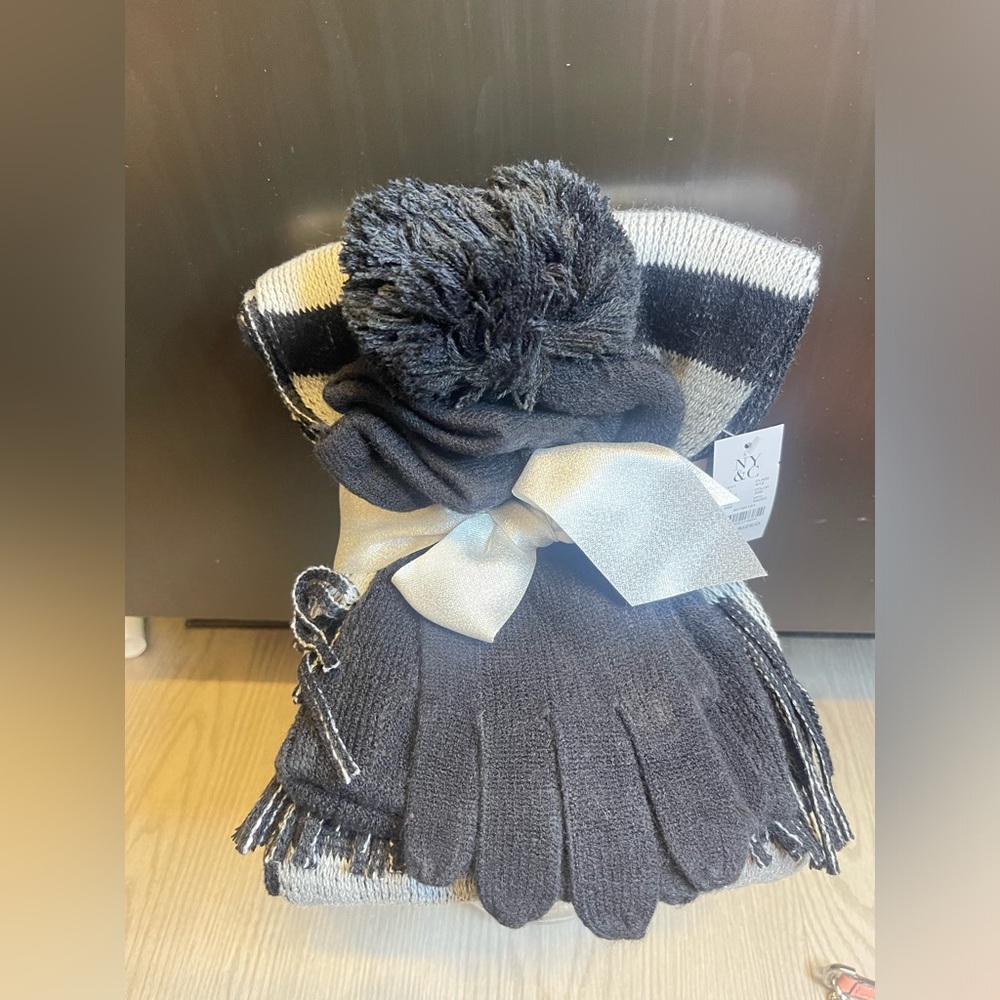 NY&C scarf gloves and hat set
